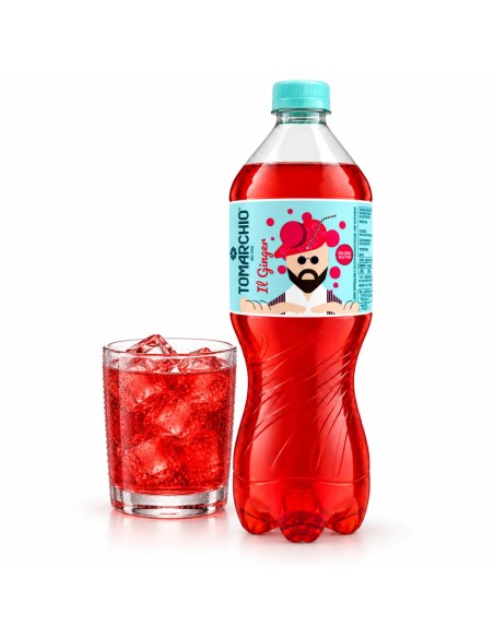 Tomarchio Il Ginger bottiglia con bicchiere di bevanda rossa e ghiaccio