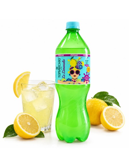 Tomarchio La Limonata citroenfrisdrank met een glas limonade met ijs en verse citroenen